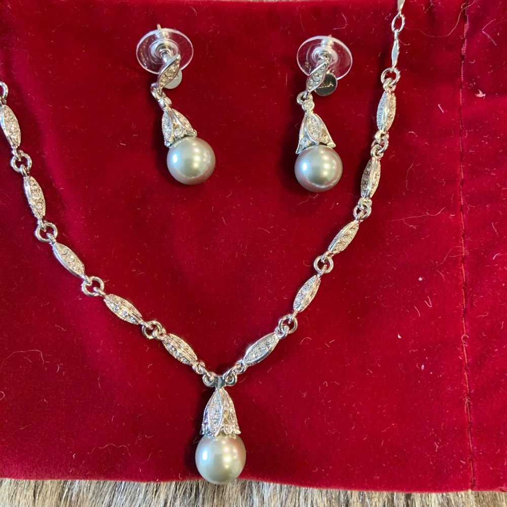 Neckalce and earrings